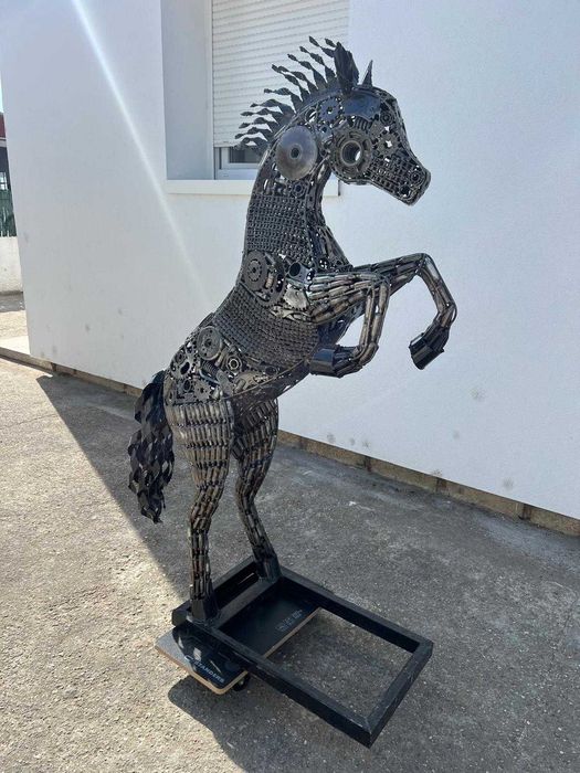 Cavalo em metal reciclado
