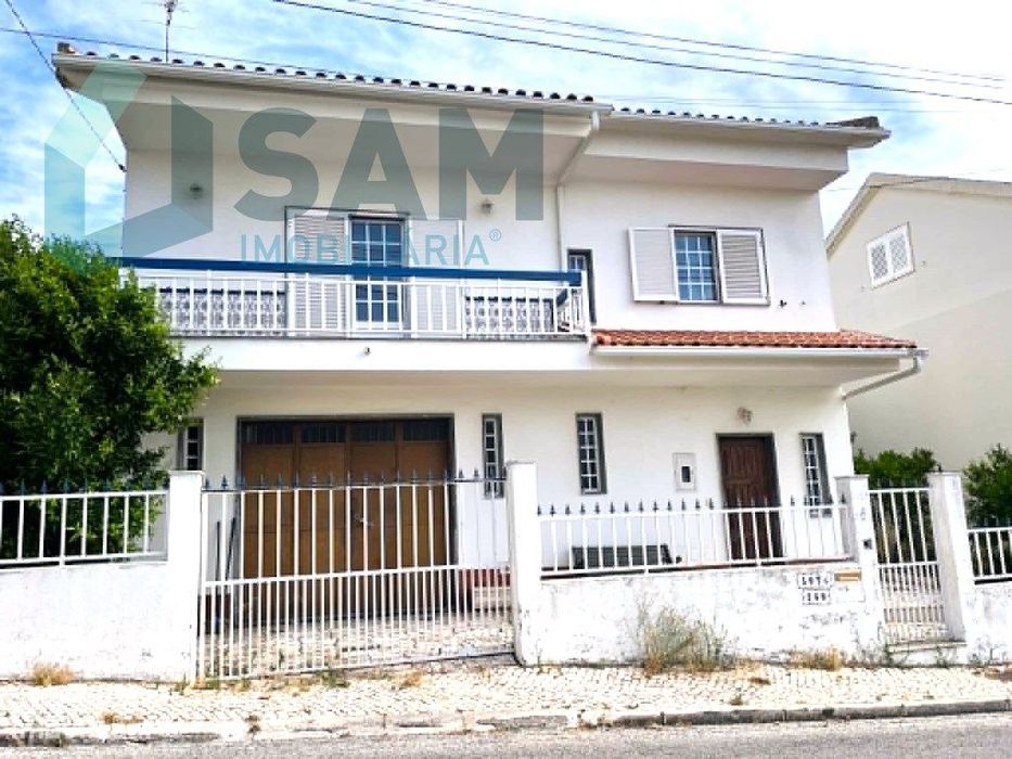 Moradia T3 + T1 com Garagem, Logradouro e Sótão Habitável às portas...