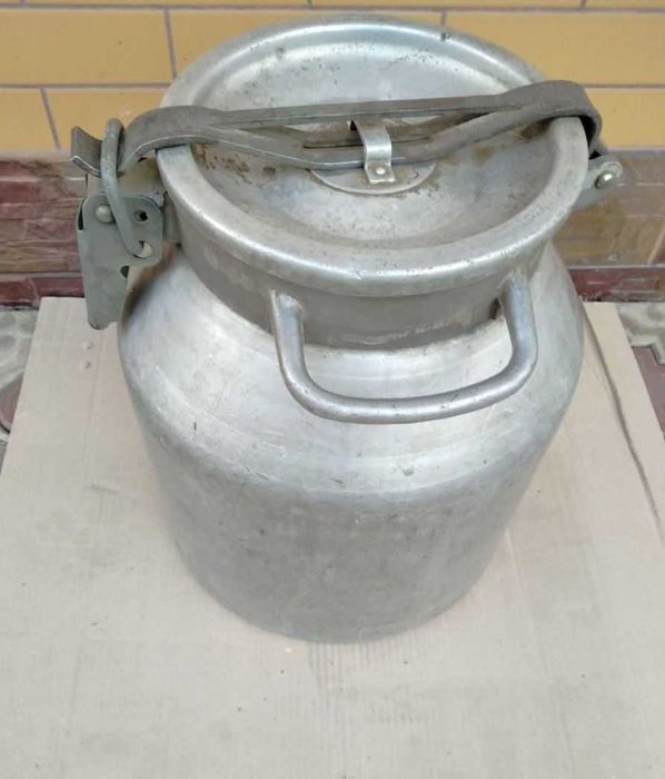 Продам бідони 25-27 л. у відмінному стані.