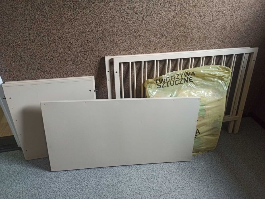 Solidne łóżeczko dla dziecka, drewniane, składane