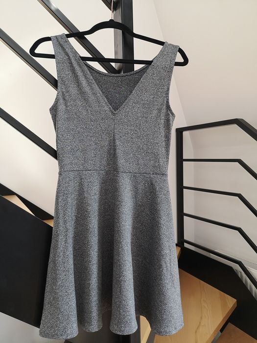 Szara delikatnie rozkloszowana sukienka H&M 38 M