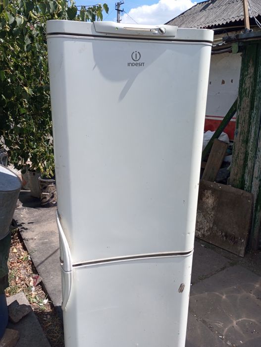 Продам холодильник indesit 1500