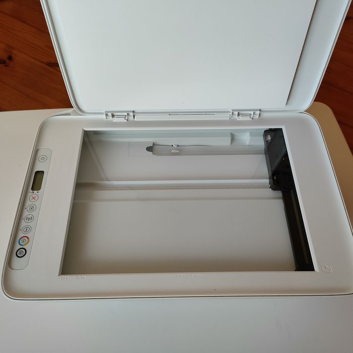 biała drukarka HP DeskJet 2620