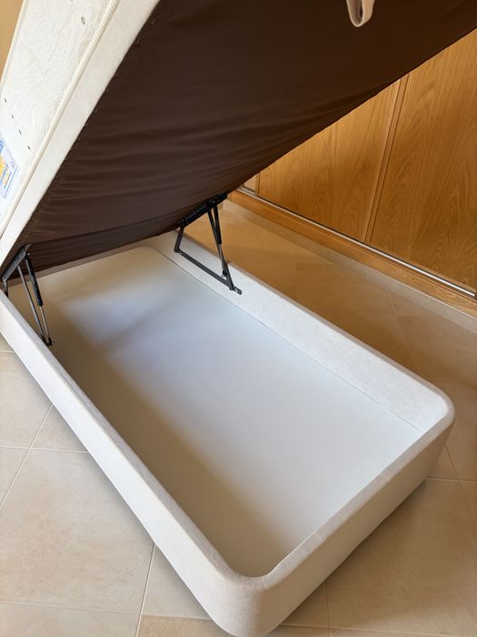 Cama individual com arrumação e colchão - sommier