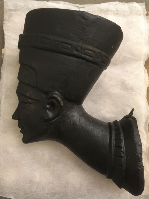 Królowe Egiptu - stare figurki, rzeźby.