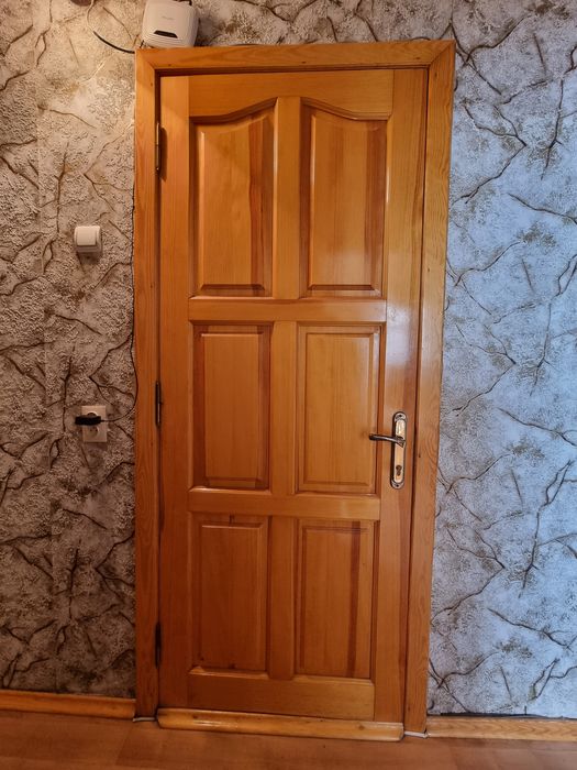 Двери входные деревянные