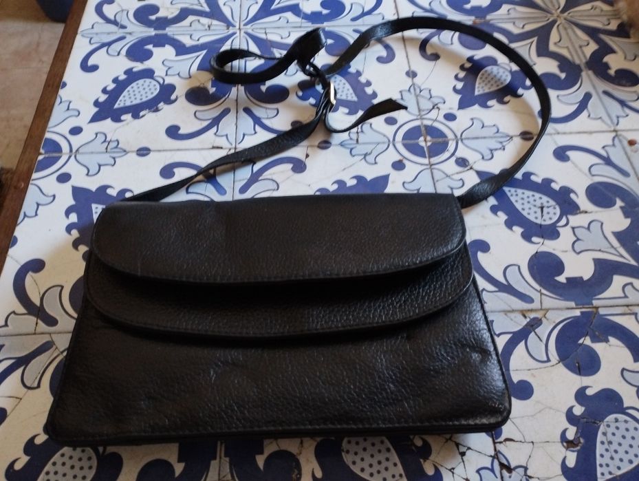 Mala de senhora negra á tiracolo