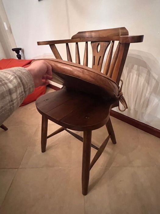 Mesa de jantar, em castanho maciço com 5 cadeiras