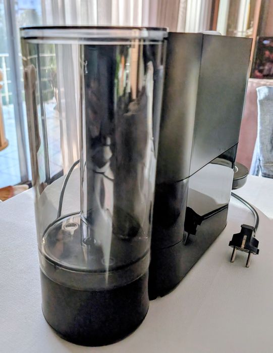 Máquina de café Nespresso + cápsulas + descalcificante