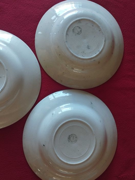 Conjunto de três pratos faiança verde são do modelo "Estátua"