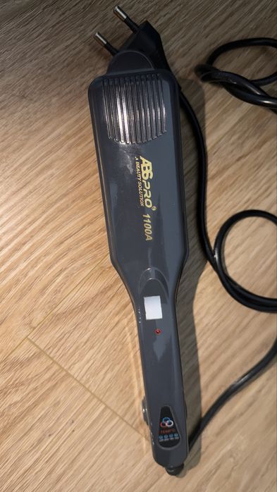Це випрямляч для волосся бренду ASPRO, модель 1100A,