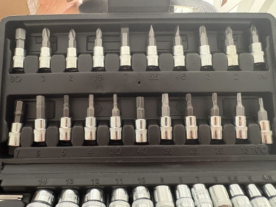 Zestaw kluczy nasadkowych (46 sztuk)