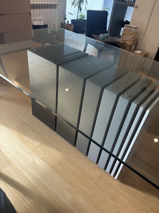 Disponivel mesa de jantar com 6 cadeiras e movel de Tv