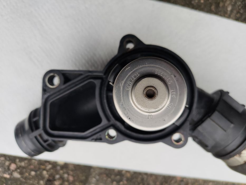 Termostat z czujnikiem i wężem BMW M54B30