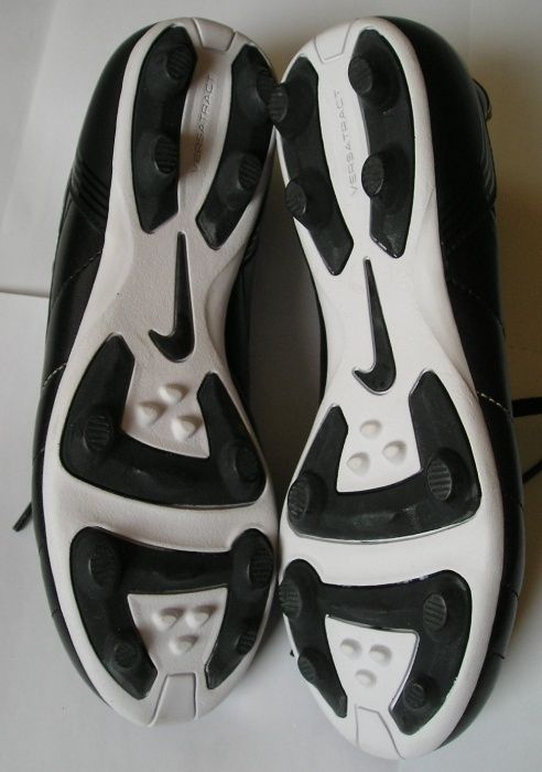 Buty piłkarskie - korki - NIKE Versatract - czarne rozmiar 38,0 - nowe