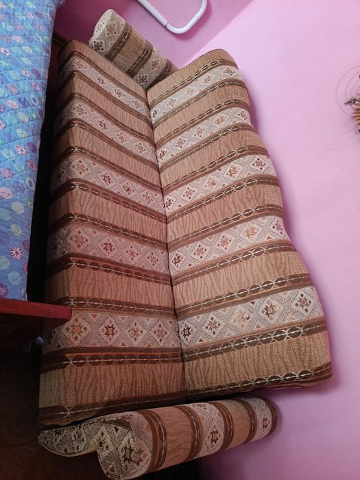 Диван в гарному стані