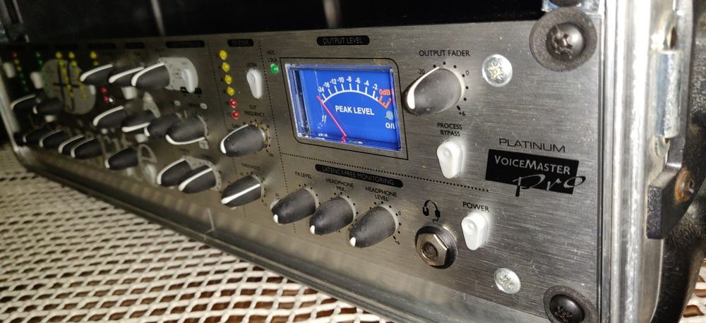 Focusrite Platinum VoiceMaster Pro (pre-amp)