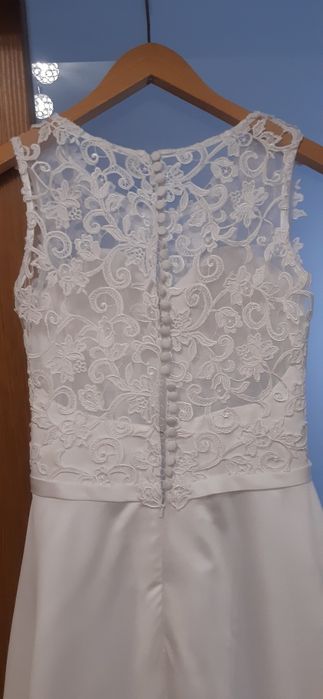 Skromna klasyczna biała suknia ślubna