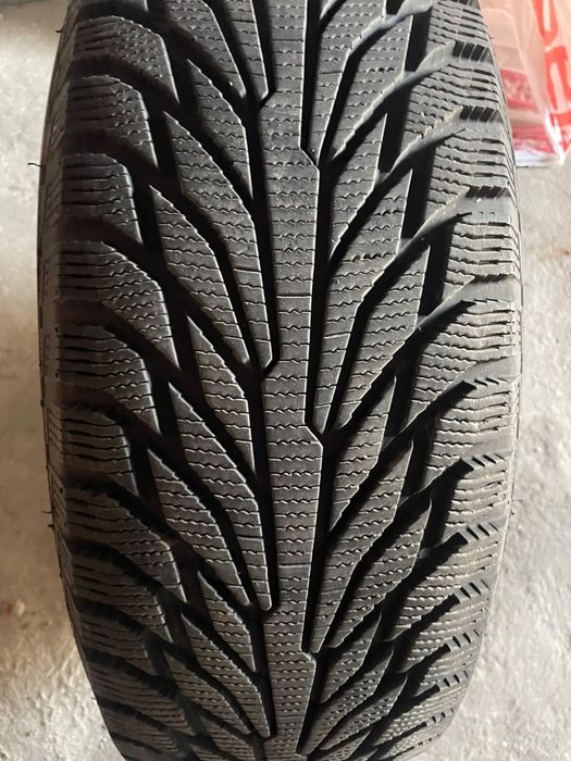 Зимові шини  215/65/16 Petlas explero ice w681
