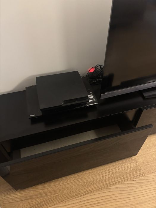 Movel tv preto com portas revestidas a vidro com gavetas