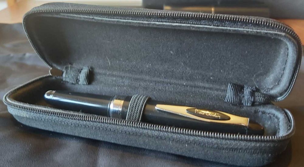 Caneta preta dourada