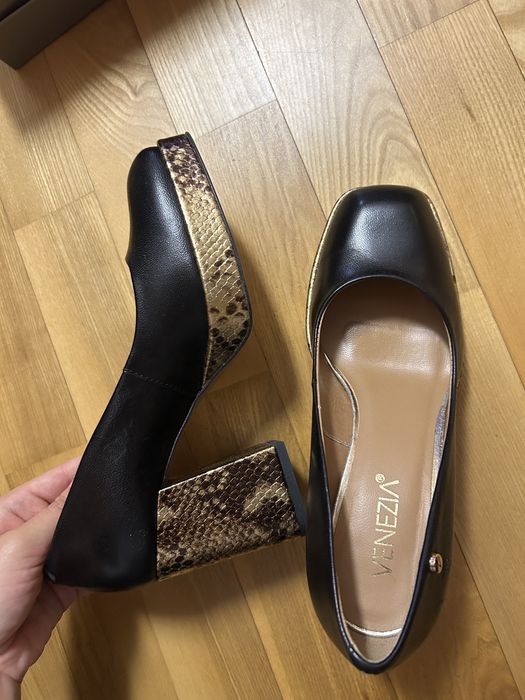 Nowe czarne czółenka na złotej platformie Venezia