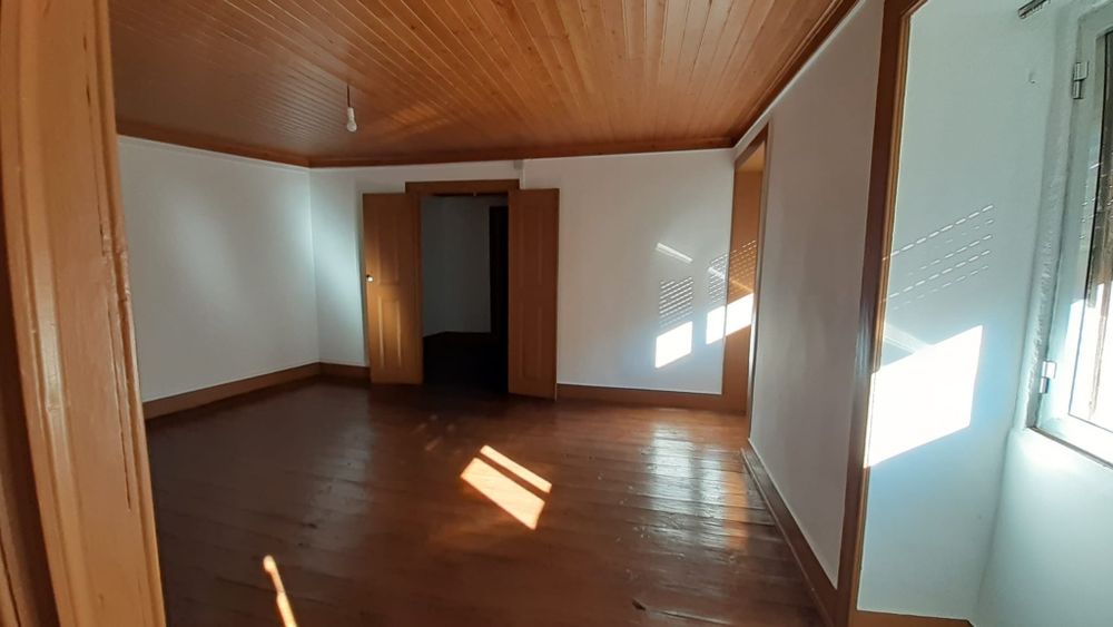 Moradia Rústica T4 com logradouro, jardim e anexos