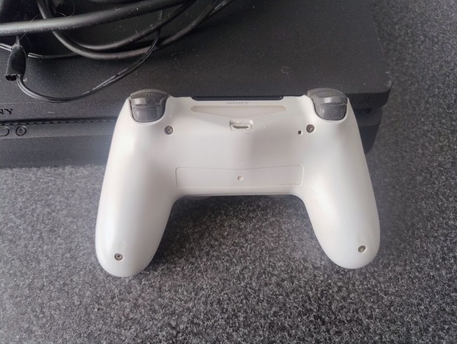 Vendo PlayStation 4 em bom estado e a funcionar corretamente.