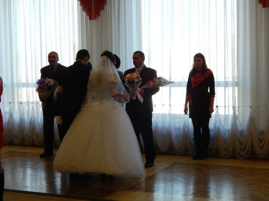 Продам весільну сукню