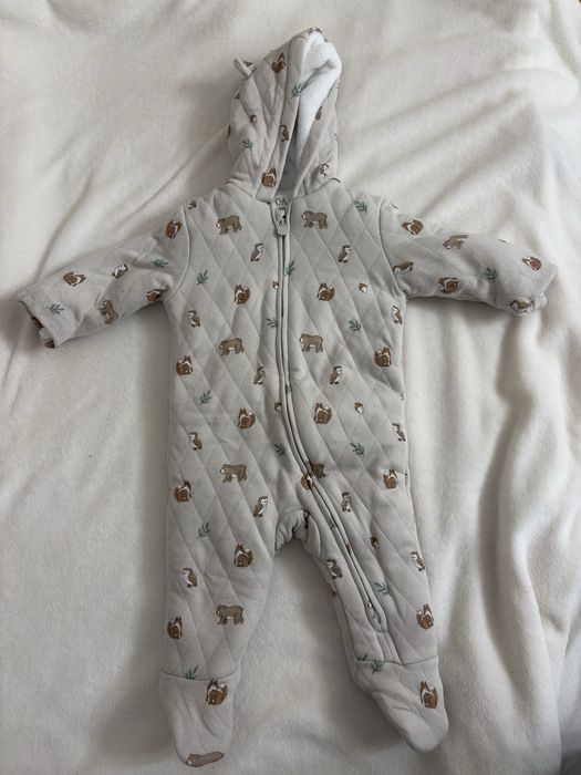 pikowany kombinezon niemowlęcy ze wzorem w leśne zwierzęta C&A 68 cm