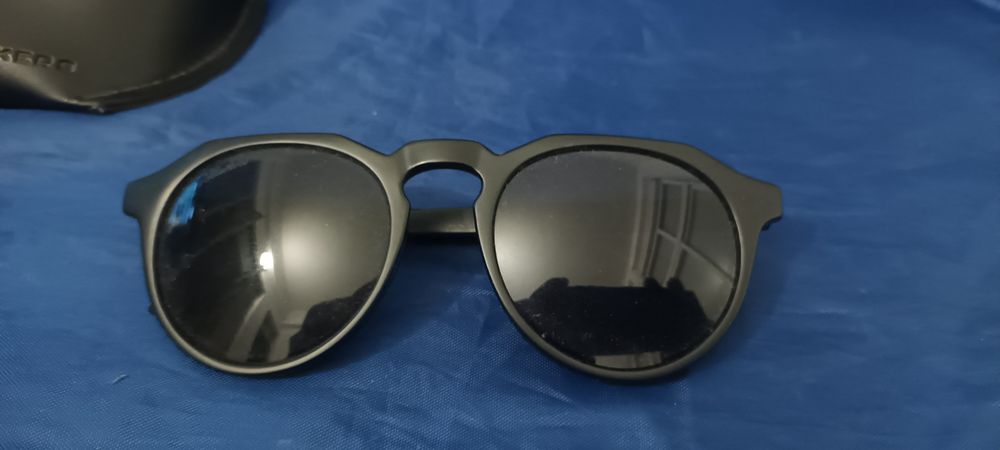 Óculos são do modelo Hawkers Warwick