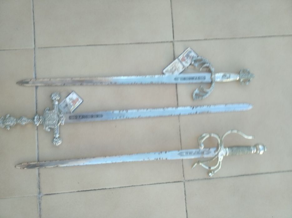 Coleção de Mini Espadas banhadas a prata com suporte de Carvalho