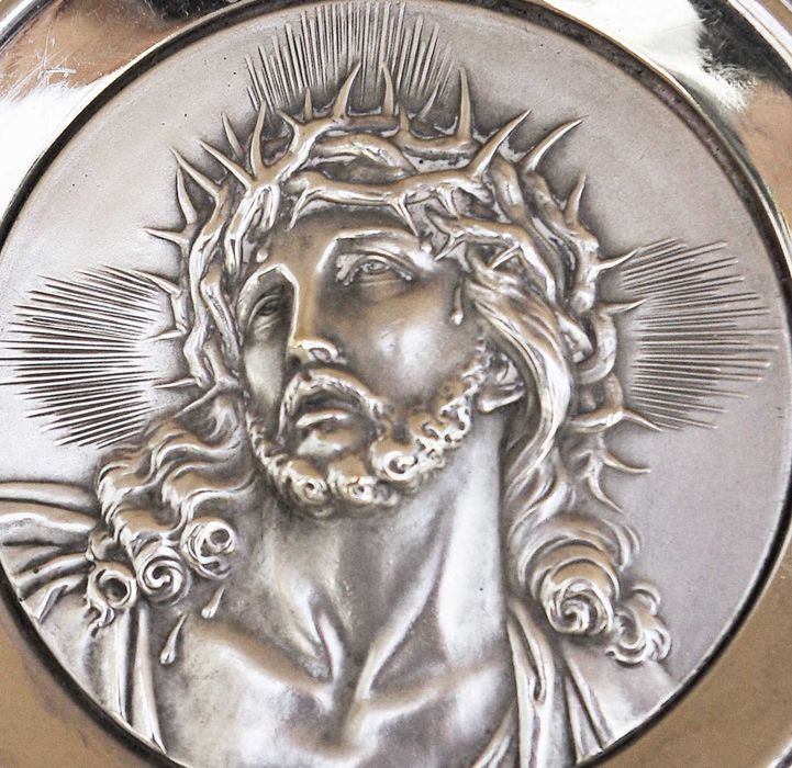 Medalhão em prata, com imagem de Cristo em baixo relevo, usado
