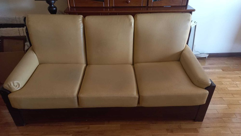 sofá 3 lugares com estrutura em madeira maciça