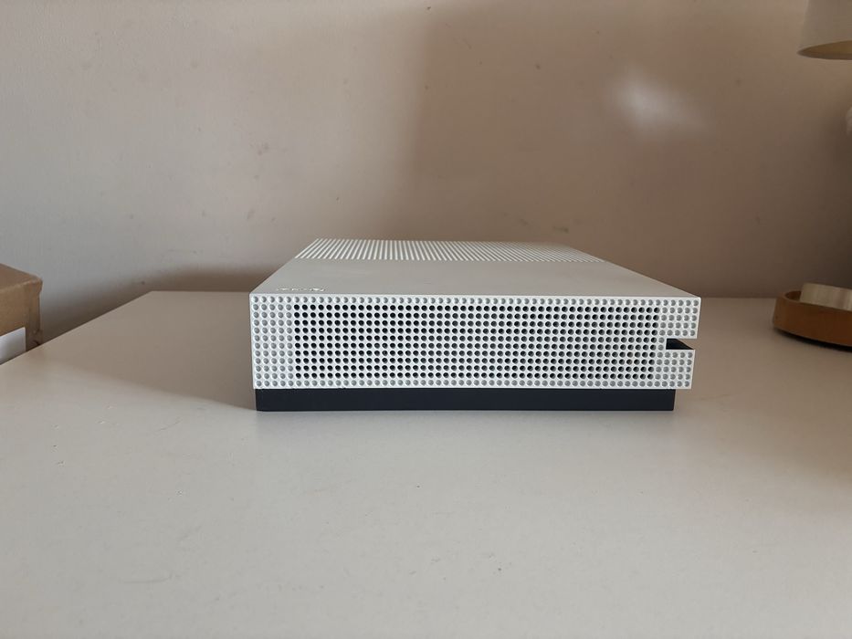 Xbox One S 1tb.