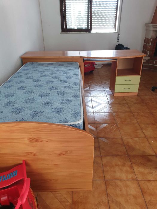 Cama dupla com secretária