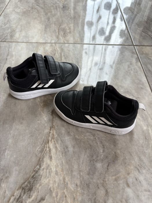 Оригінальні кроси Adidas
