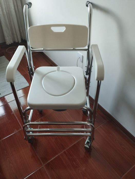 Cadeira para ajuda na higiene