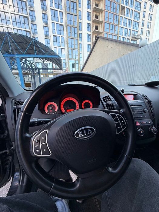 Автомобіль Kia CEED
