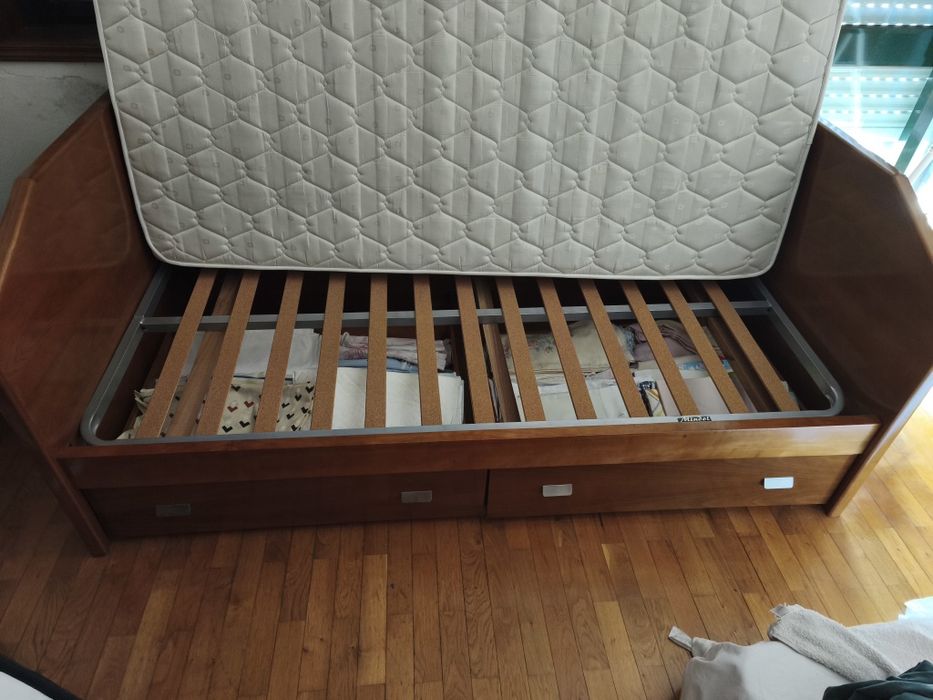 Cama  solteiro de cerejeira com gavetas