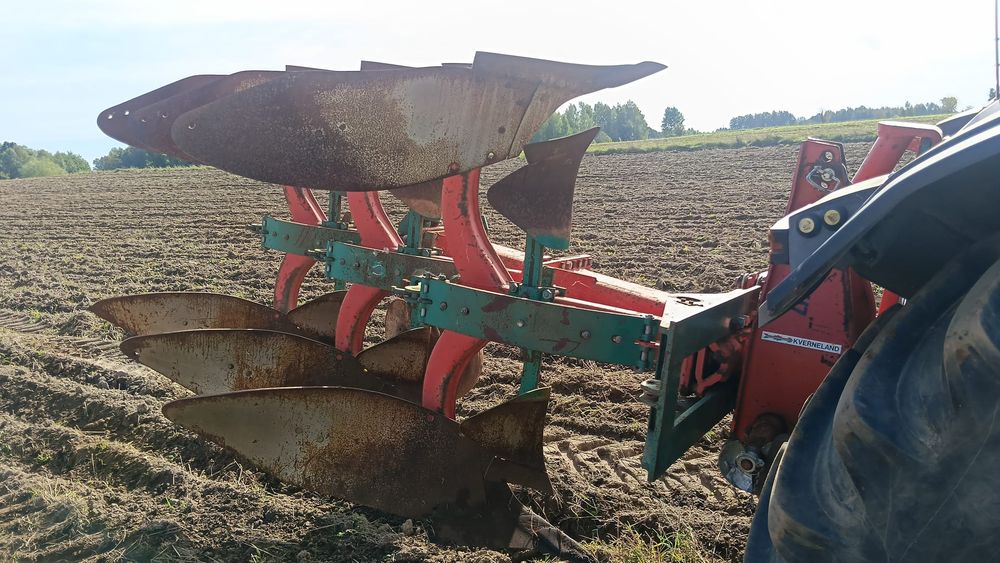 Pług kverneland fraugde  em 100 f 160 resor 3.4 
Tanio 
7 i 8 fota 1900 reszta cztery tys 900
Adre