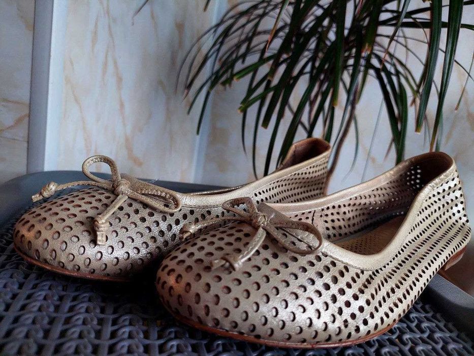 Кожаные перфорированные балетки Италия 38,5 размер золотое напыление