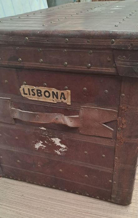 Bau/ arca antiga de viagem em couro e madeira 107x60x60cm