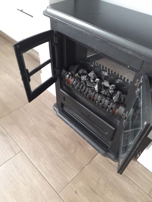 Elektryczny kominek drewniano- metalowy