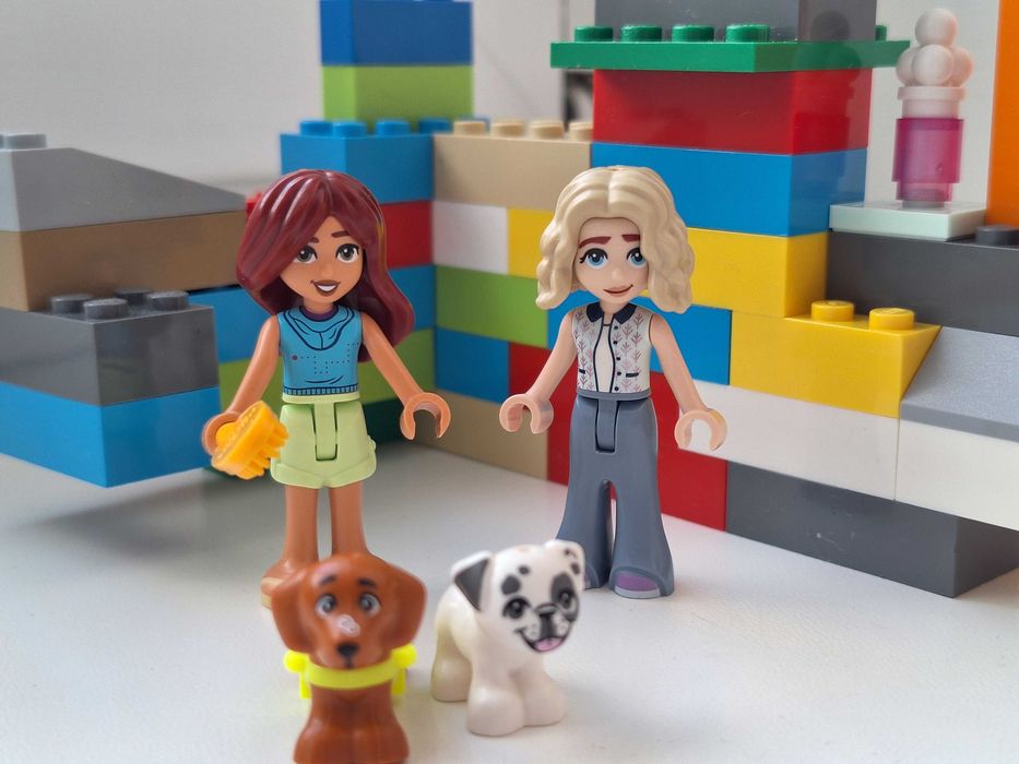 Лот оригінального LEGO Friends: 2 фігурки, 2 собачки та мікс деталей