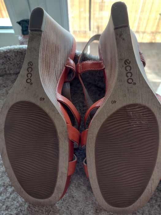 Sandały damskie skórzane na koturnie firmy ECCO