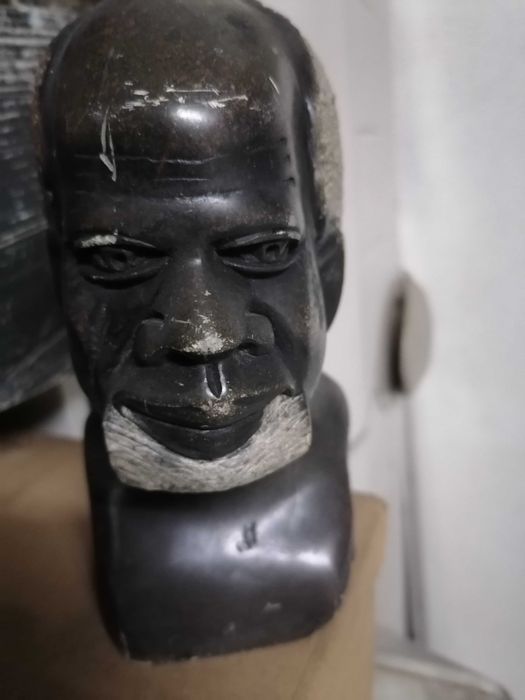 Estatueta artesanal africana em pedra