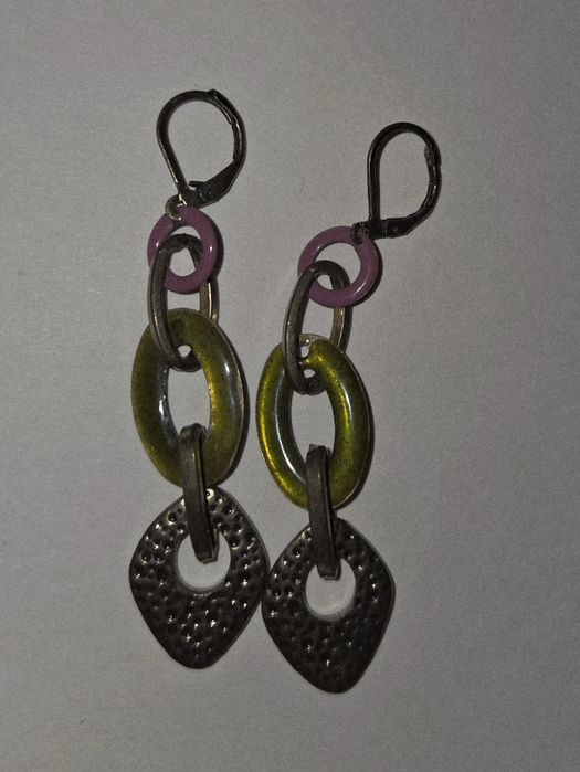 kolczyki wiszące z metalowymi ogniwami