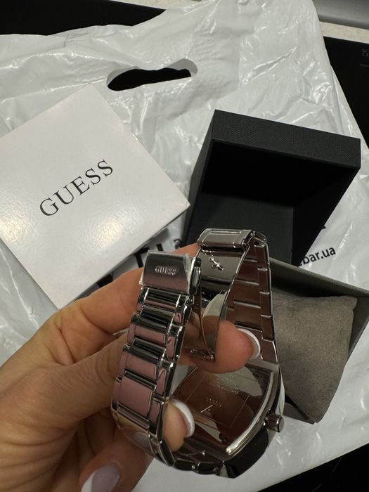 Продам часы брендовые Guess в камнях Swarovski