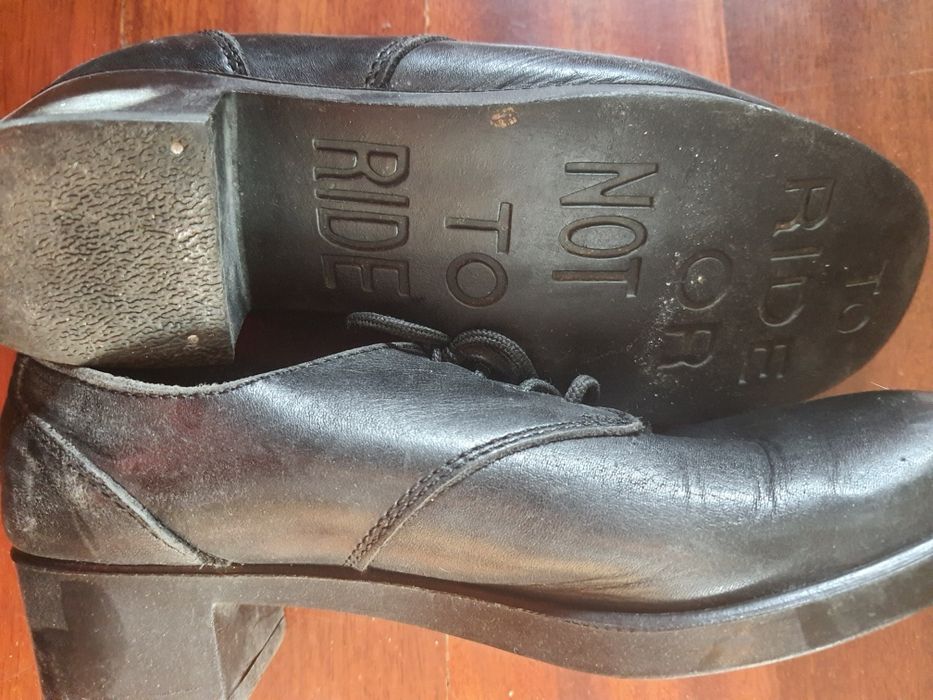 Sapatos botas usadas